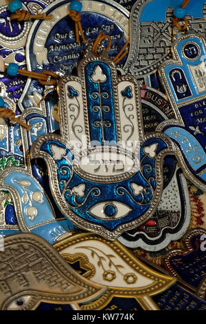Stapel von Hand von Miriam oder Hamsa Amulette aus dem bösen Auge in einem Souvenirshop in der Altstadt von Jerusalem. Israel Stockfoto