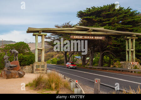 Great Ocean Road Memorial Arch mit der Statue, die an den östlichen Aussicht, ein Denkmal für die Pioniere, die die Straße zwischen 1919-32, Victoria, Australien gebaut. Stockfoto