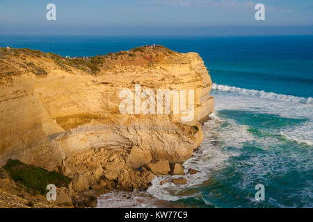 Einer der Aussichtsplattformen für die Zwölf Apostel auf einer Klippe im Port Campbell National Park. Stockfoto