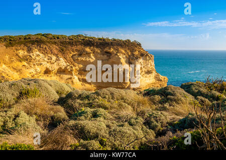 Ein Kalkstein Klippe in der Nähe des Loch Ard Gorge entlang der Great Ocean Road in Australien. Stockfoto