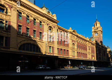 Der Flinders Street Bahnhof aus direkt gegenüber der Flinders Street gesehen. Stockfoto