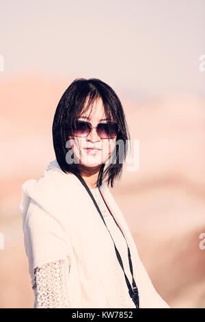 Zhangye, China - Oktober 15,2017: Frau Touristen besucht die Landschaft Der zhangye danxia geologischen Park, China. Stockfoto