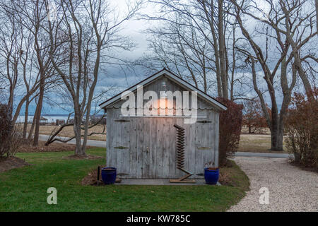 Eine kleine Halle mit einer Bronze Skulptur vor es in Sag Harbor, NY Stockfoto