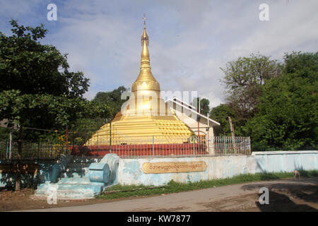 Goldenen stupa auf der Straße in Amarapura, Mandalay, Myanmar Stockfoto