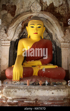 Gelbe Buddha inside brick Stupa in Amarapura, Mandalay, Myanmar Stockfoto