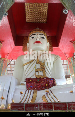 Großen weißen Buddha im buddhistischen Tempel in Amarapura, Mandalay, Myanmar Stockfoto