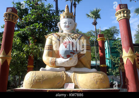 Buddha mit Krone und Globus in Amarapura, Mandalay, Myanmar Stockfoto
