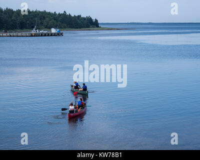 Kanufahrer auf dem Fluss von Ryans, Kouchibouguac River, Kouchibouguac National Park, New Brunswick, Kanada. Stockfoto