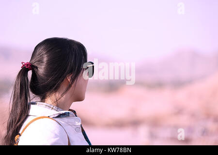 Zhangye, China - Oktober 15,2017: Junge Frau besucht die Zhangye Danxia geologischen Park am 15. Oktober in China. Stockfoto