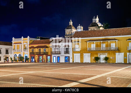 Night Shot der historischen Fassade an der Plaza de la Aduana, Cartagena de Indias, Kolumbien, Südamerika Stockfoto