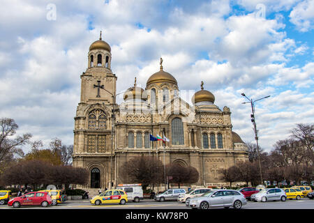 Die Kathedrale der Mariä Himmelfahrt in Varna, Bulgarien. Im Jahr 1886 abgeschlossen, und auch bekannt als 1352 der Theotokos Cathedral. Stockfoto