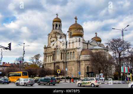 Die Kathedrale der Mariä Himmelfahrt in Varna, Bulgarien. Im Jahr 1886 abgeschlossen, und auch bekannt als 1352 der Theotokos Cathedral. Stockfoto
