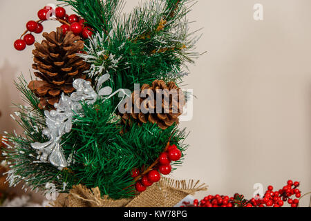 Kranz von Brunch und vogelbeeren Fichte Stockfoto