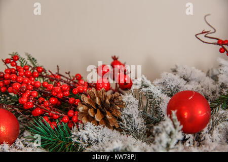 Red Weihnachtsschmuck. die Beulen im Schnee Weihnachten Brunch. Weihnachten Hintergrund Stockfoto