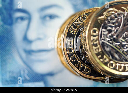 Neue BRITISCHE PFUND MÜNZEN MIT NEUEN £ 5 HINWEIS RE FINANCE BREXIT EINKOMMEN LÖHNE HYPOTHEKEN ETC. UK Stockfoto