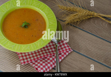 Lokale tarhana Suppe serviert in einer grünen Schüssel auf Holz- schaufel rot Serviette Stockfoto