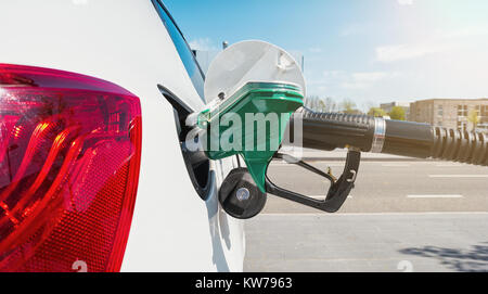 Autotanken an der Tankstelle. Frau pumpt Benzin. Stockfoto