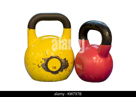 Rote und gelbe Kettlebells auf weißem Hintergrund. Training Ausrüstung. Stockfoto