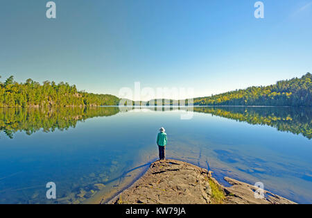 Frau auf Ottertrack See in der Boundary Waters Stockfoto