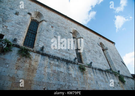 Romanische und Gotische Monastero della Santissima Trinità e Santa Mustiola (Abtei Santa Mustiola) in der mittelalterlichen Kleinstadt Torri, Toskana, Italien 2. Aug. Stockfoto