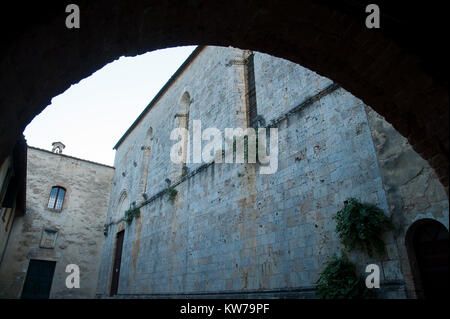 Romanische und Gotische Monastero della Santissima Trinità e Santa Mustiola (Abtei Santa Mustiola) in der mittelalterlichen Kleinstadt Torri, Toskana, Italien 2. Aug. Stockfoto