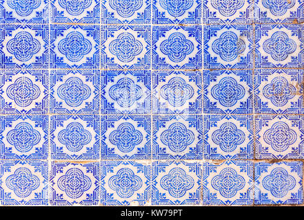 Typisch portugiesische und spanische Alte bemalte Zinn - Glasierte keramische Kacheln (Azulejo) Stockfoto