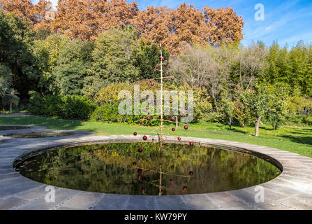 Geschmückten Weihnachtsbaum in den Teich im Botanische Garten (Jardín Botanico-Historico La Concepcion) in Malaga, Andalusien, Spanien Stockfoto