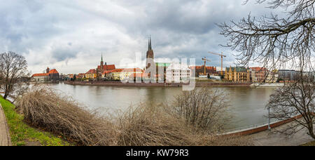 Panoramablick auf die Dominsel (Ostrów Tumski) und oder Fluss im historischen Zentrum von Breslau, Polen. Bewölkt Herbst Tag Stockfoto