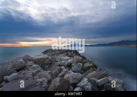 Sonnenuntergang auf Ligurische Meer - Golf von Tigullio - Lange Belichtung Stockfoto