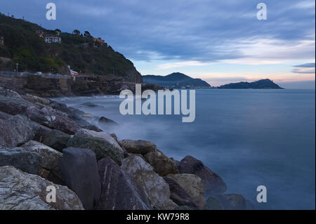 Sonnenuntergang auf Ligurische Meer - Golf von Tigullio - Lange Belichtung Stockfoto