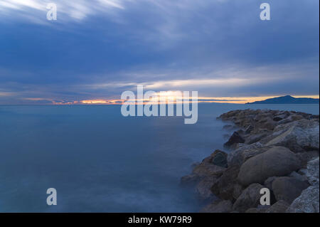 Sonnenuntergang auf Ligurische Meer - Golf von Tigullio - Lange Belichtung Stockfoto