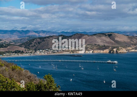 Piers in Avila Beach, Kalifornien, als von einem Hügel oberhalb von gesehen. Stockfoto