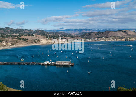 Piers in Avila Beach, Kalifornien, als von einem Hügel oberhalb von gesehen. Stockfoto