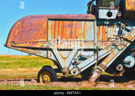 Alten rustikalen John Deere Landmaschinen mit einem wunderschön verwitterten Patina - eine alte Mähdrescher in Ferndale, Washington, USA Stockfoto