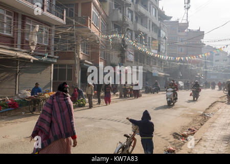 Leute in den kalten Winter staubigen Straßen von Kathmandu, Nepal Stockfoto