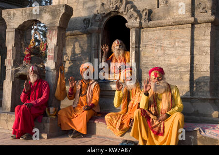 Sadhu heilige Männer für Fotos in Pashupatinath Tempel in Kathmandu sitzen. In der materiellen Welt noch eine Gebühr für Fotos kostenlos angeprangert. Stockfoto