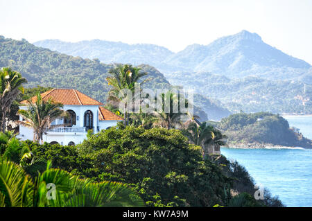 Blick auf den Bergen der Sierra Madre von Klippen in der Nähe von Puerto Vallarta, Mexiko. Stockfoto