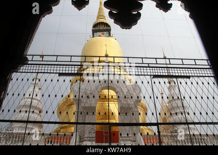 Goldene Stupa und Fenster im Tempel, Wat Suan Dok, Chiang Mai, Thailand Stockfoto