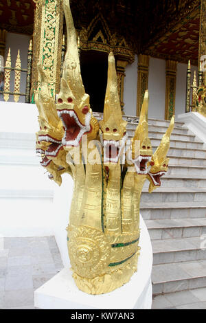 Schlange Naga und Treppe der Tempel in der Nähe von Royal Palace in Luang Prabang, Laos Stockfoto