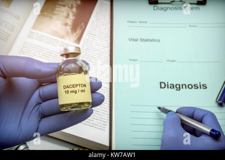 Arzt Thema Durchstechflasche mit Medikamenten für die Parkinson'sche Erkrankung in einem Krankenhaus, konzeptionelle Bild Stockfoto