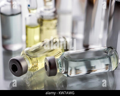 Mehrere Ampullen und Vials in einem Fach eines Krankenhauses, Palliativmedizin, konzeptionelle Bild Stockfoto