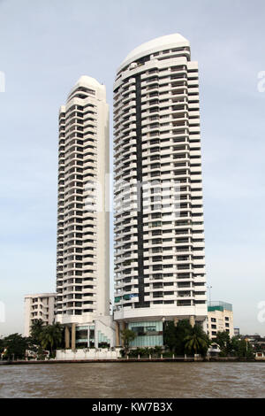 Neue Wolkenkratzer am Ufer des Chao Phraya Fluss in Bangkok, Thailand Stockfoto