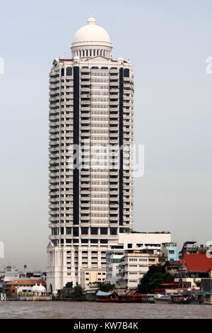 Neue Wolkenkratzer am Ufer des Chao Phraya Fluss in Bangkok, Thailand Stockfoto