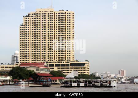 Gebäude und Fähre auf dem Chao Phraya in Bangkok, Thailand Stockfoto