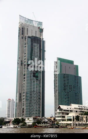 Neue Wolkenkratzer am Ufer des Chao Phraya Fluss in Bangkok, Thailand Stockfoto