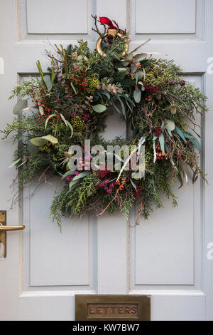 Weihnachten Kranz, hängen an der Tür, Corbridge, Northumberland, England, Dezember 2017 Stockfoto
