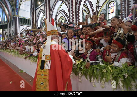 Papst Franziskus feiert einen Gottesdienst mit den Jugendlichen in der St. Mary's Cathedral in Yangon, Myanmar. Mit: Papst Franziskus Wo: Yangon, Myanmar Wann: 30 Aug 2017 Quelle: IPA/WENN.com ** Nur für die Veröffentlichung in Großbritannien, den USA, Deutschland, Österreich, Schweiz ** verfügbar Stockfoto