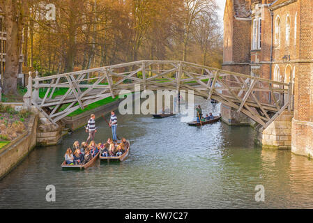 Cambridge stochern, an einem Frühlingsmorgen in Cambridge, Großbritannien, Touristen Fahrt in Stocherkähnen auf dem Fluss Cam, Segelfliegen unter der hölzernen Mathematische Brücke. Stockfoto