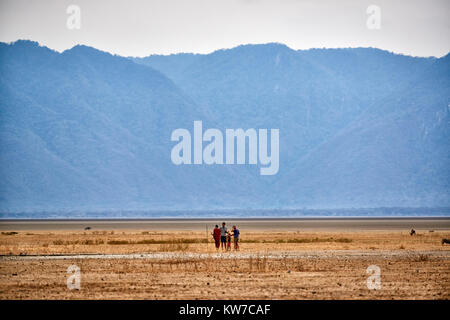 Walking Safari mit Masai, Lake Manyara National Park, Tansania, Afrika Stockfoto