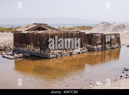 Zerrissen und verlassene Häuser in Wasser in Salton Sea Beach, Kalifornien, USA. Diese Seite existiert nicht mehr. Stockfoto